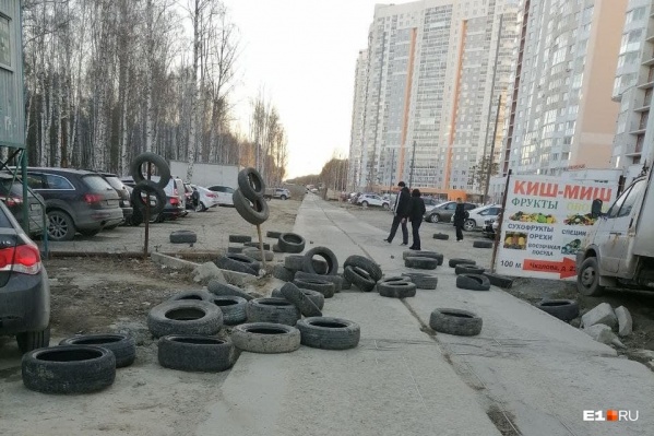 Сейчас жители района ездят по бетонным плитам Сейчас жители района ездят по бетонным плитам