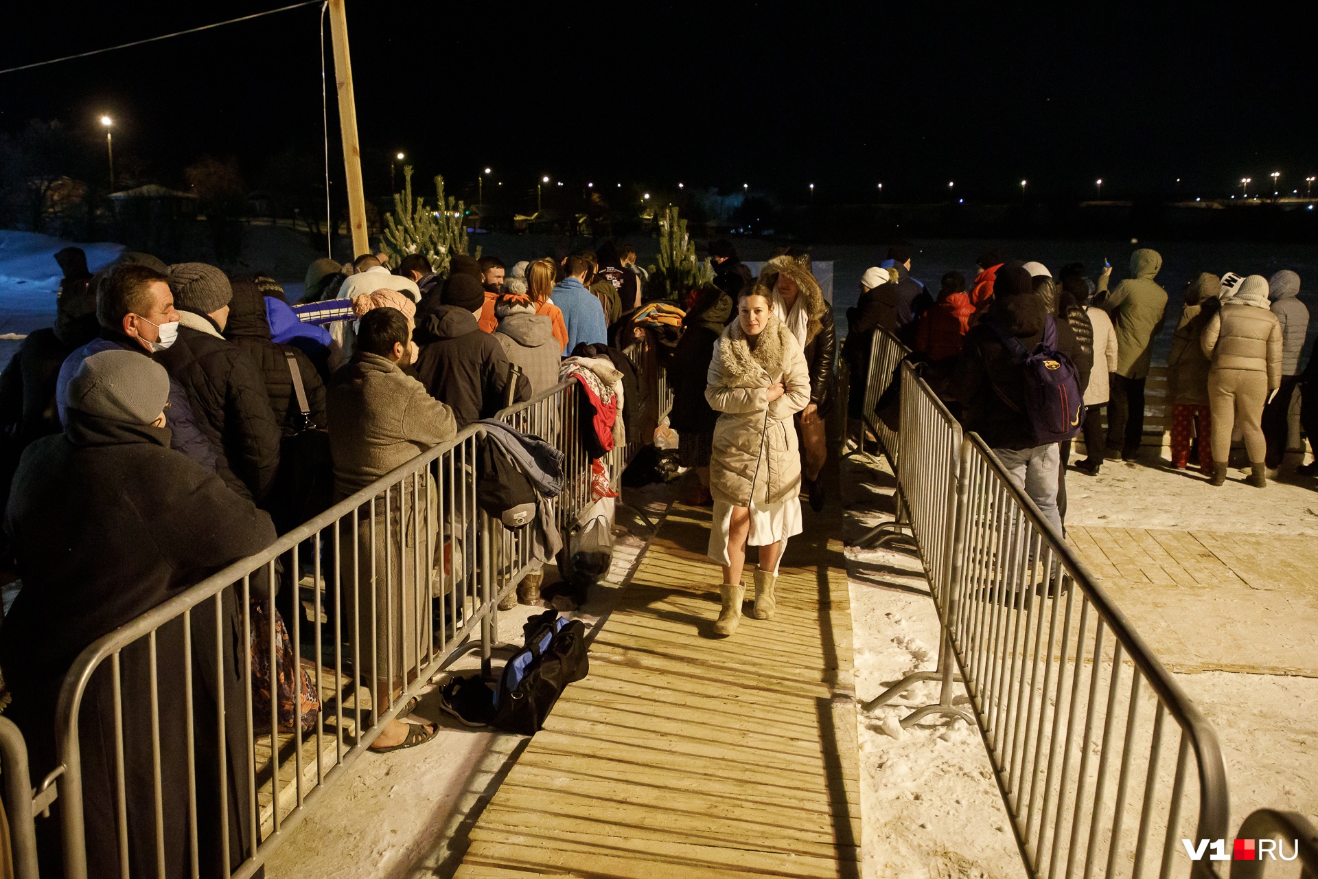 Первые смельчаки нырнули в прорубь еще накануне Первые смельчаки нырнули в прорубь еще накануне