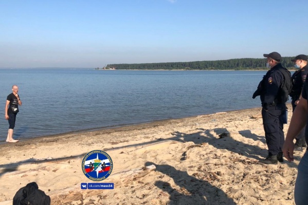 К пляжу приехали полицейские К пляжу приехали полицейские