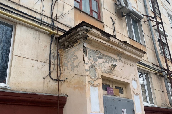Опасность грозит жителям дома по улице <nobr class="_">Чуйкова, 9</nobr> Опасность грозит жителям дома по улице <nobr class="_">Чуйкова, 9</nobr>