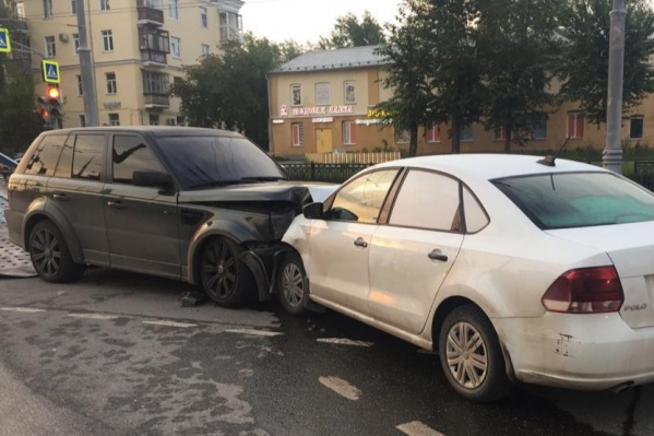 Авария случилась на перекрестке улиц Репина и Крауля Авария случилась на перекрестке улиц Репина и Крауля