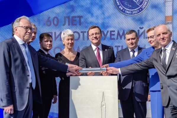 Эту капсулу потомки должны вскрыть 12 апреля 2061 года Эту капсулу потомки должны вскрыть 12 апреля 2061 года
