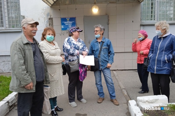Шесть «делегатов» приехали к зданию полиции, чтобы узнать, как продвигается уголовное дело Шесть «делегатов» приехали к зданию полиции, чтобы узнать, как продвигается уголовное дело