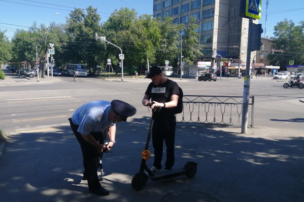 На водителей самокатов жалуются и пешеходы, и автомобилисты На водителей самокатов жалуются и пешеходы, и автомобилисты