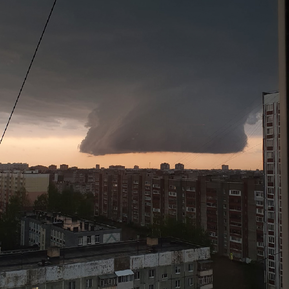 Туча похожа на воронку или портал Туча похожа на воронку или портал