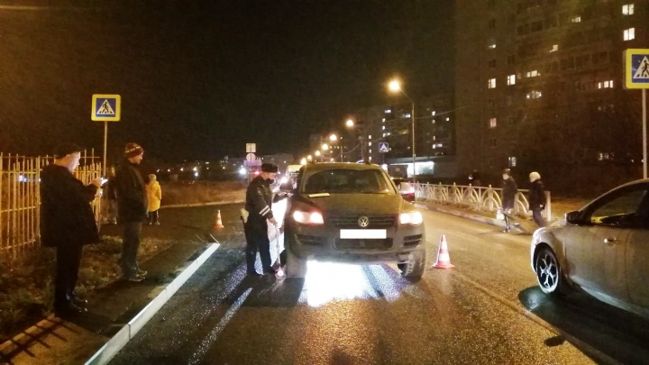 В Екатеринбурге водитель иномарки сбил 8-летнего мальчика, который ехал на самокате по пешеходному переходу