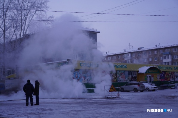 Из-за порыва на рынке окна закрывают только на ночь — другим способом сбить температуру хотя бы до +30 градусов невозможно Из-за порыва на рынке окна закрывают только на ночь — другим способом сбить температуру хотя бы до +30 градусов невозможно