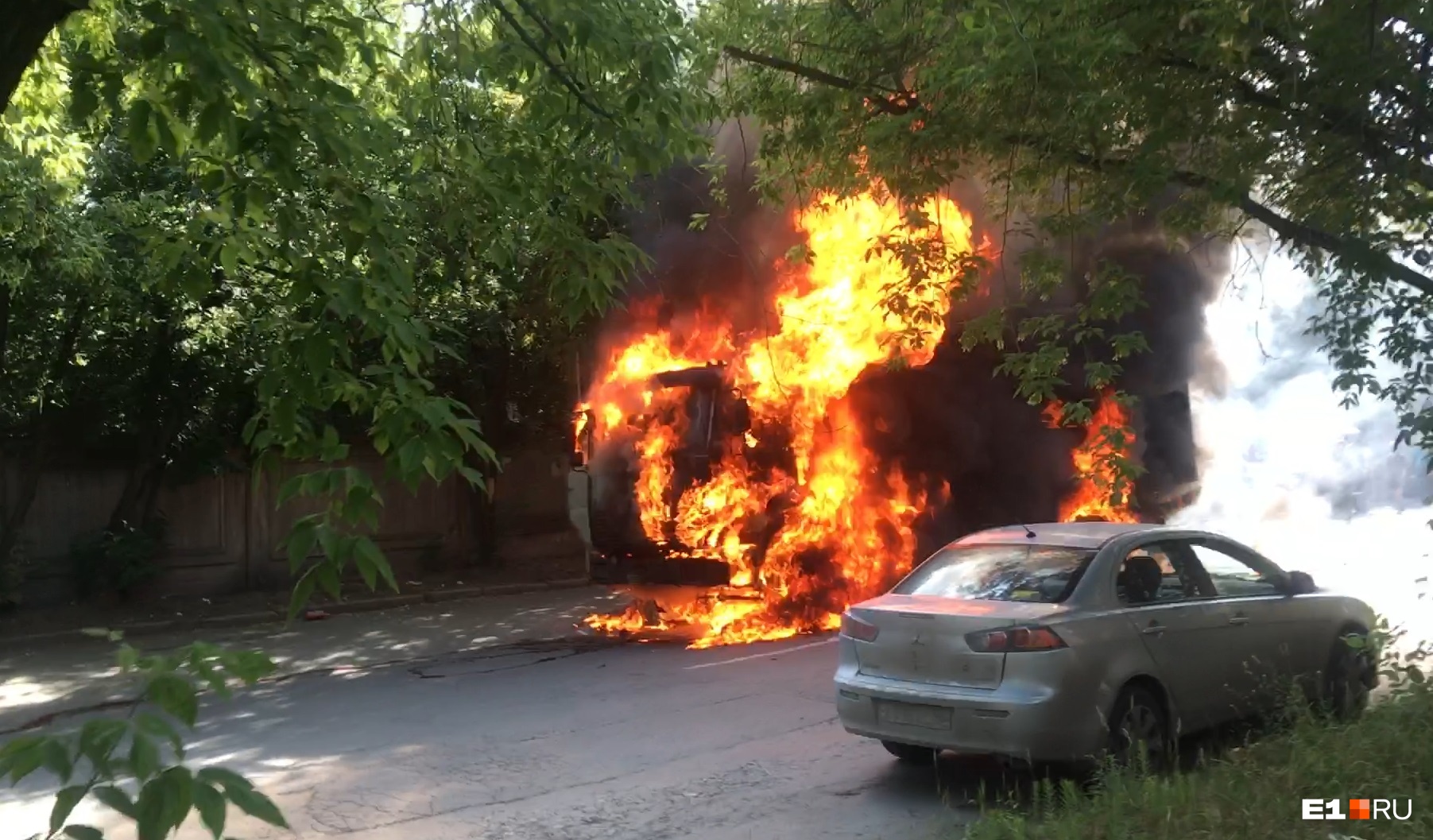 «Потекла солярка, после — взрыв»: на Вторчермете посреди дороги сгорел грузовик