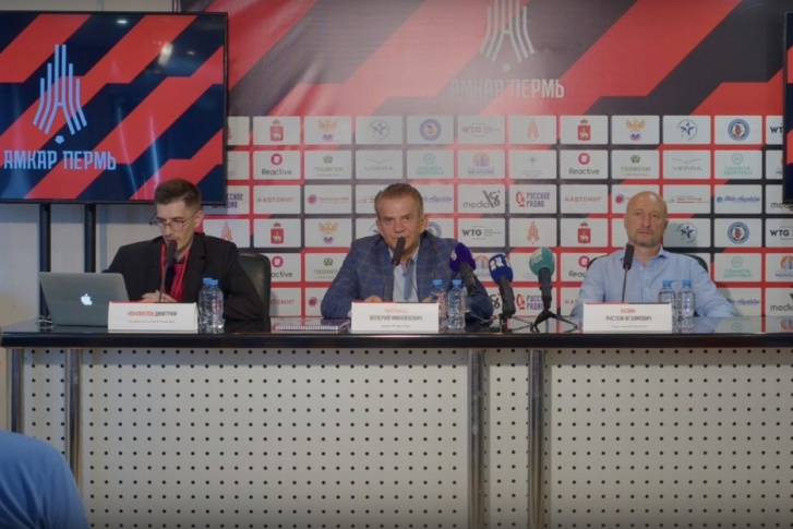 На вопросы отвечали тренер Рустем Хузин (справа) и президент клуба Валерий Чупраков (в центре)