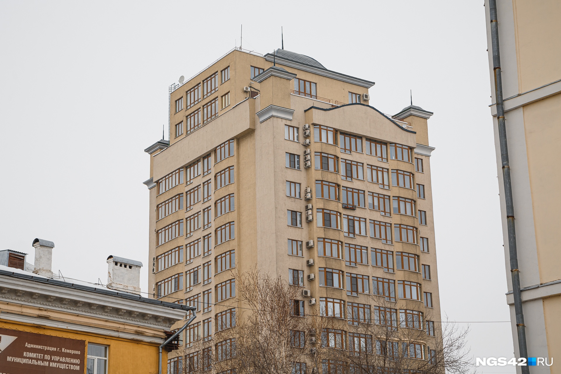 Дом, в котором продают квартиру. Рядом — набережная Томи, дорогие рестораны и «Парк Чудес» Дом, в котором продают квартиру. Рядом — набережная Томи, дорогие рестораны и «Парк Чудес»