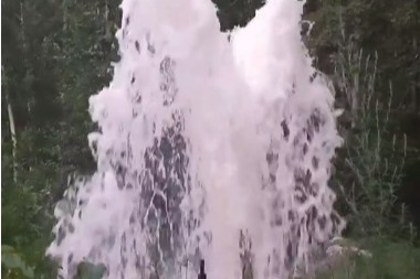 Двухметровый фонтан: в Кировском районе прорвало трубу. Видео