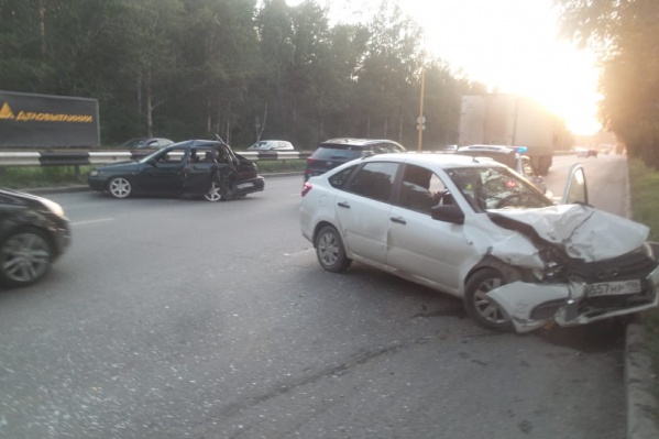 Lada Granta въехала в стоящий ВАЗ Lada Granta въехала в стоящий ВАЗ