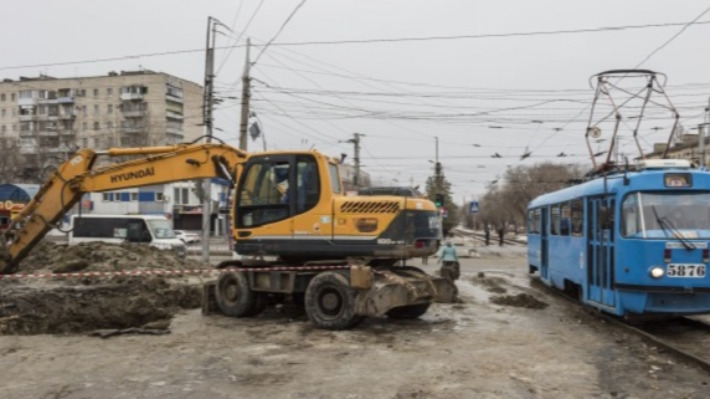Горячо и скользко: дворы в Дзержинском районе Волгограда заливает кипятком и холодной водой