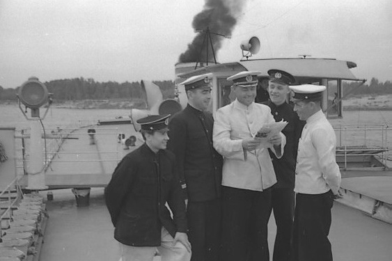 Это фото было сделано 13 сентября 1957 года. На нем запечатлены члены команды парохода «<nobr class="_">А. Серафимович</nobr>» (слева направо): масленщик <nobr class="_">А. А. Федняев</nobr>, 1-й штурман <nobr class="_">Н. Н. Нужин</nobr>, капитан судна <nobr class="_">Д. П. Савельев</nobr>, 2-й помощник механика <nobr class="_">В. А. Романов</nobr>, 2-й штурман <nobr class="_">А. П. Осипов</nobr> Это фото было сделано 13 сентября 1957 года. На нем запечатлены члены команды парохода «<nobr class="_">А. Серафимович</nobr>» (слева направо): масленщик <nobr class="_">А. А. Федняев</nobr>, 1-й штурман <nobr class="_">Н. Н. Нужин</nobr>, капитан судна <nobr class="_">Д. П. Савельев</nobr>, 2-й помощник механика <nobr class="_">В. А. Романов</nobr>, 2-й штурман <nobr class="_">А. П. Осипов</nobr>