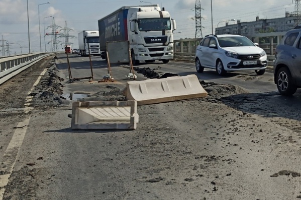 Покрытие на мосту деформировалось из-за аномальной жары Покрытие на мосту деформировалось из-за аномальной жары
