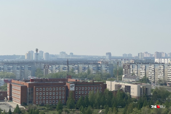 С самого утра горизонт в любой точке города покрыт сизой пеленой С самого утра горизонт в любой точке города покрыт сизой пеленой