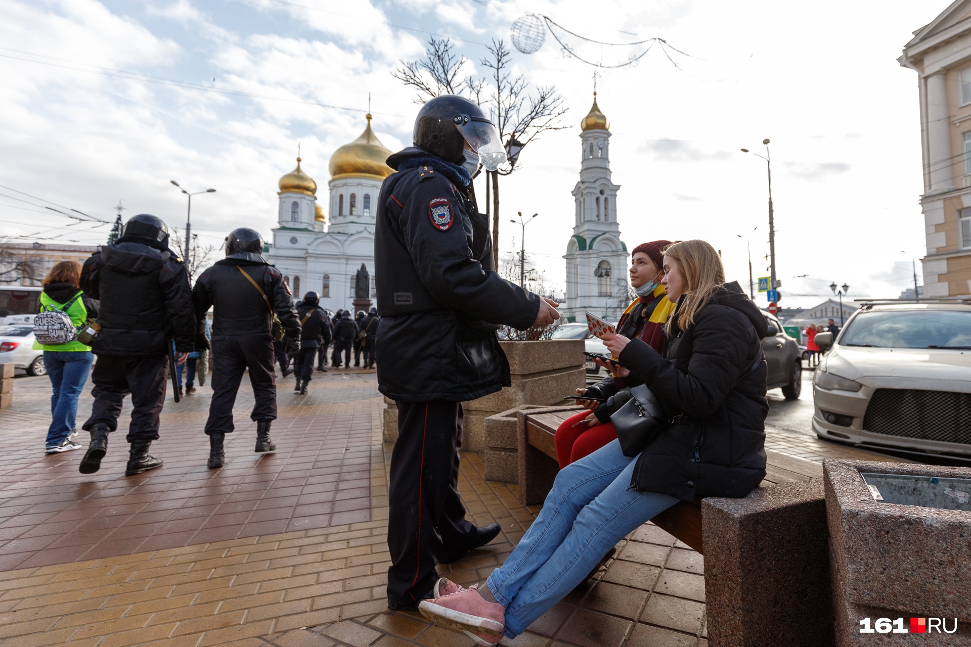 И подходили к мирно отдыхающим ростовчанам И подходили к мирно отдыхающим ростовчанам