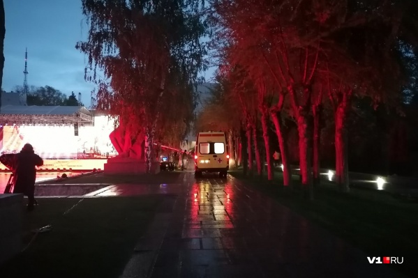 Пострадавшего мужчину осматривают врачи скорой помощи Пострадавшего мужчину осматривают врачи скорой помощи
