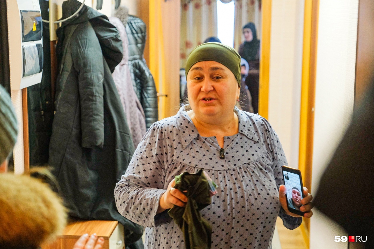 Глава женсовета таджикской диаспоры в доме матери убитой девушки Глава женсовета таджикской диаспоры в доме матери убитой девушки