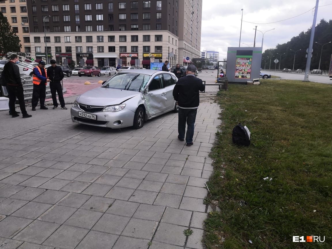 В Краснолесье автобус пробил забор и вылетел на встречку после столкновения с Subaru