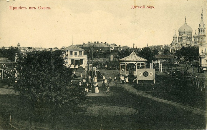На фотографии, сделанной в 1909–1911 годах, на месте будущего кинотеатра нет ничего, что бы напоминало о кладбище для военных