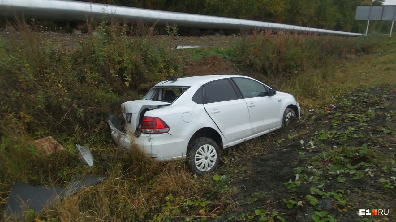 На Серовском тракте тяжело пострадал водитель Volkswagen, машина которого слетела в кювет