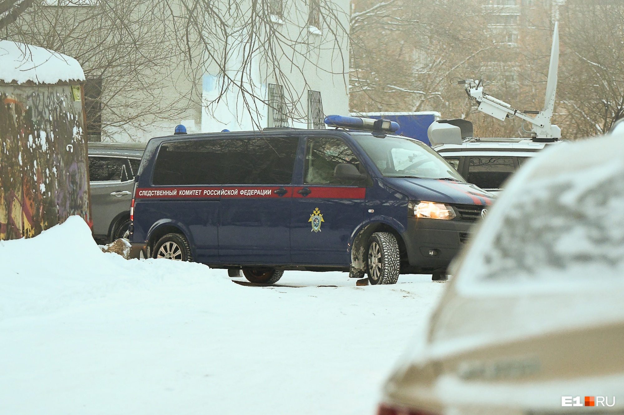 В Екатеринбурге на качавшегося ребенка рухнули качели. Инцидент попал на видео