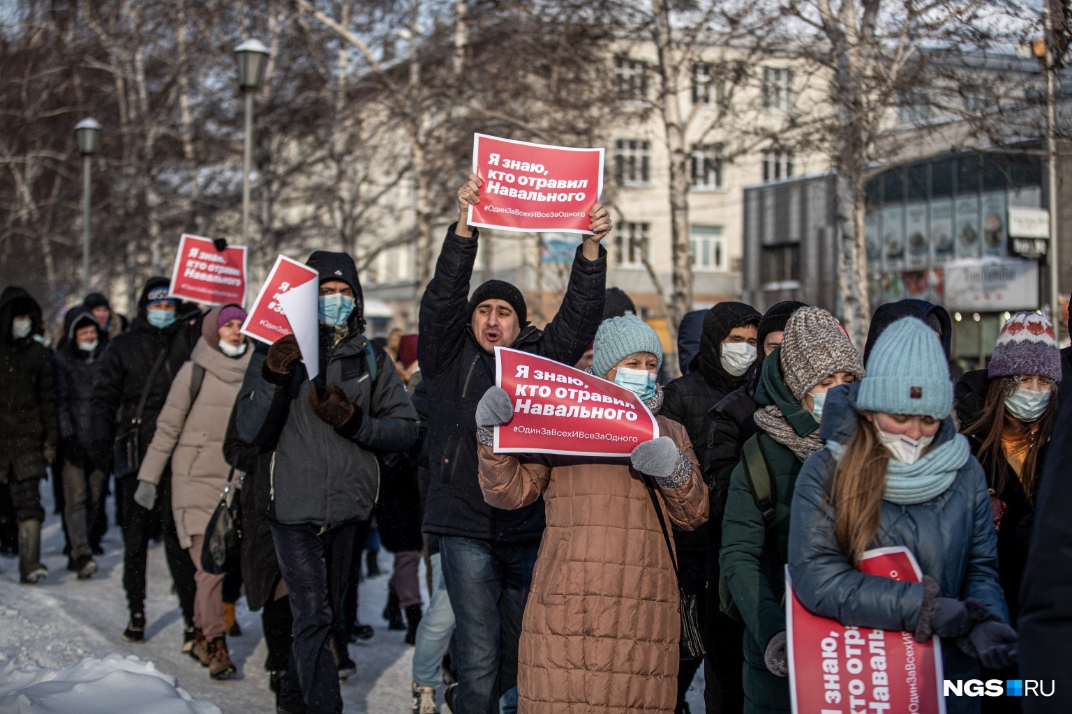 У многих митингующих были бело-красные плакаты в едином стиле У многих митингующих были бело-красные плакаты в едином стиле 