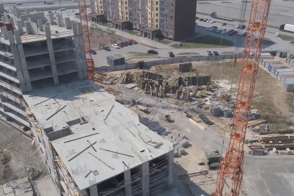 Парковку не могут достроить несколько лет Парковку не могут достроить несколько лет