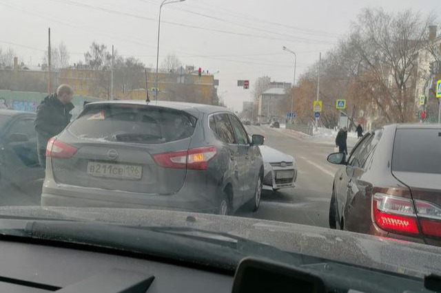 В Екатеринбурге Ford, уходя от столкновения, вылетел на встречку и устроил ДТП: видео