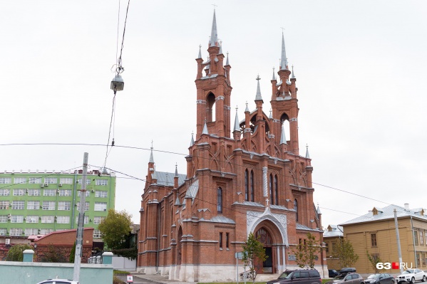 В Самаре есть несколько достопримечательностей, которые приближают ее к загранице. Например, католический костел на улице Фрунзе В Самаре есть несколько достопримечательностей, которые приближают ее к загранице. Например, католический костел на улице Фрунзе