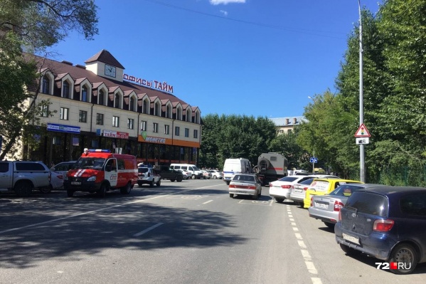 Около банка — силовики и представители местной власти Около банка — силовики и представители местной власти