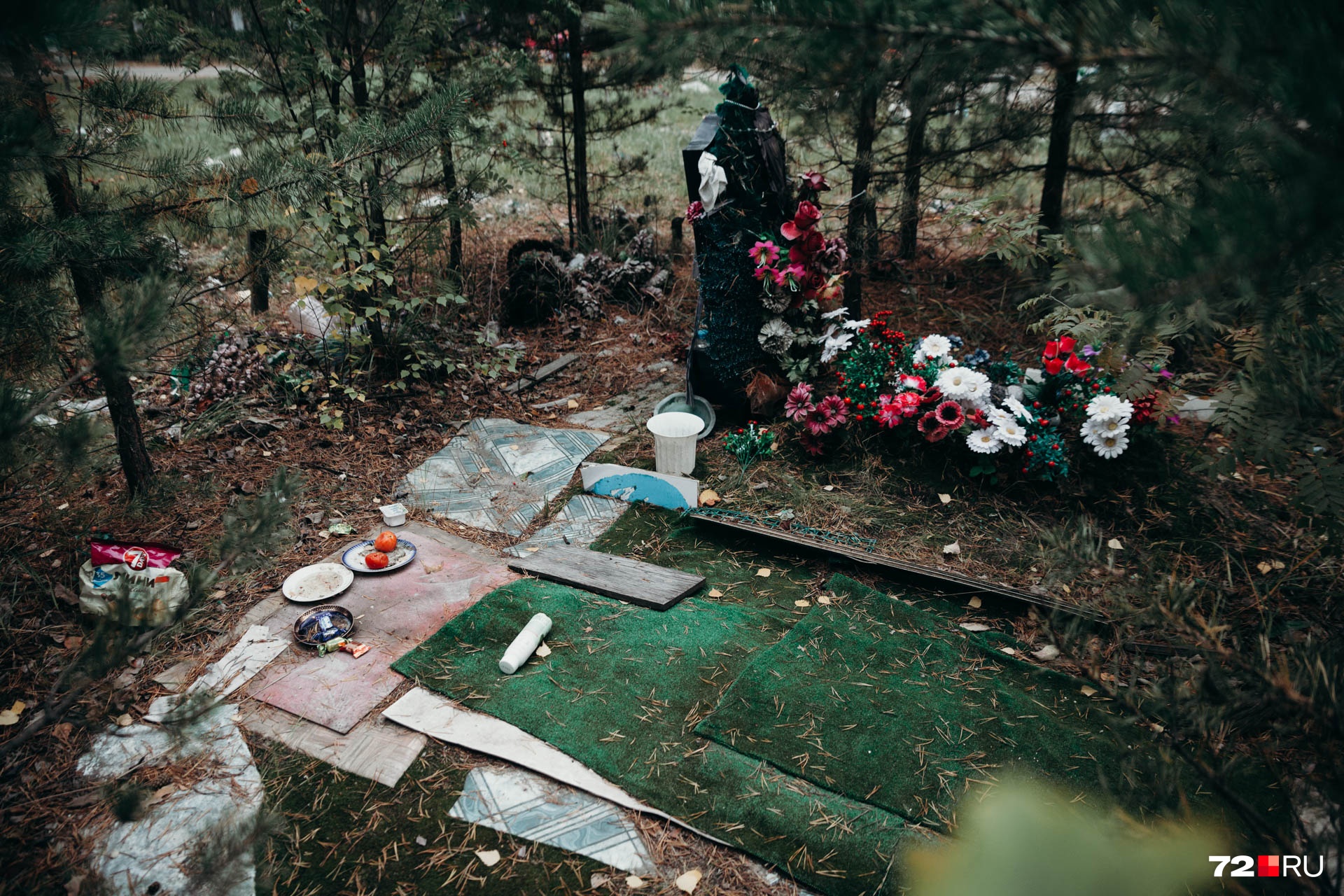 Цветы на кладбище для невостребованных умерших — тоже большая редкость
