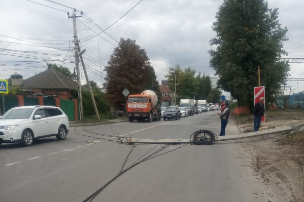 Столб перегородил движение Столб перегородил движение