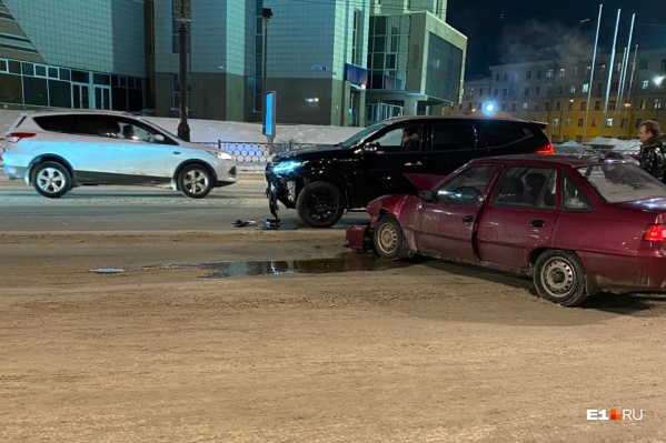 Не приходя в сознание, водитель направил Mitsubishi в припаркованный Nissan Не приходя в сознание, водитель направил Mitsubishi в припаркованный Nissan
