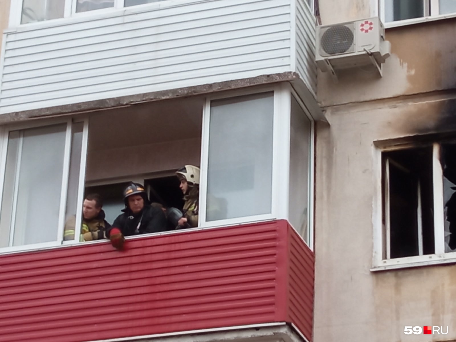 Пожарные на балконе квартиры, где был пожар Пожарные на балконе квартиры, где был пожар