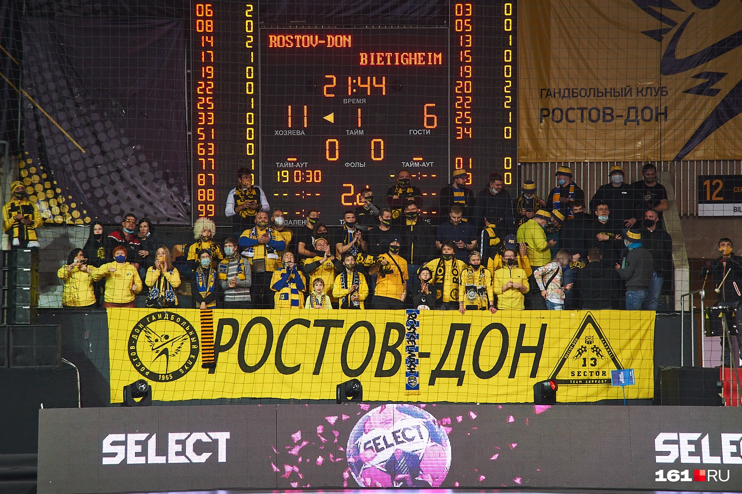 Фанатский сектор гнал «Ростов-Дон» вперед весь матч Фанатский сектор гнал «Ростов-Дон» вперед весь матч