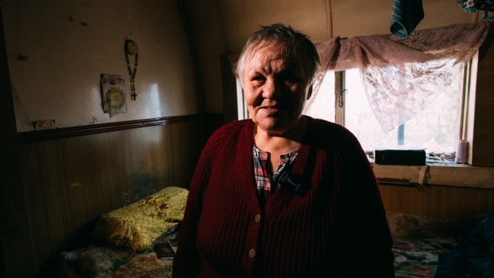 Блогер из Новосибирска помог женщине, которая 35 лет живет в бочке. Эта история прогремела на всю страну