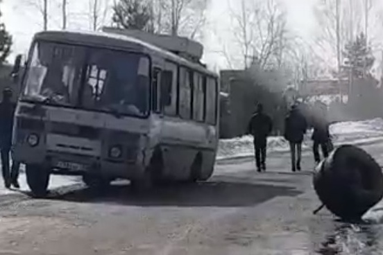 Один из курганских ПАЗов сегодня остался без колеса Один из курганских ПАЗов сегодня остался без колеса