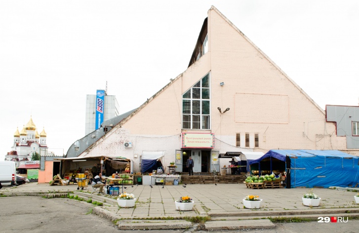 Центральный рынок грибами не порадовал — там их нет. Зато там можно купить лесных ягод