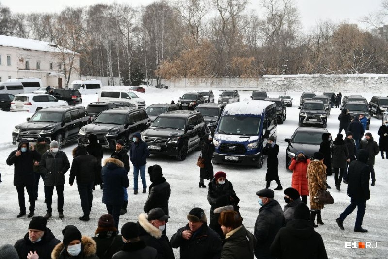 На прощальной церемонии присутствовало больше 300 человек На прощальной церемонии присутствовало больше 300 человек 