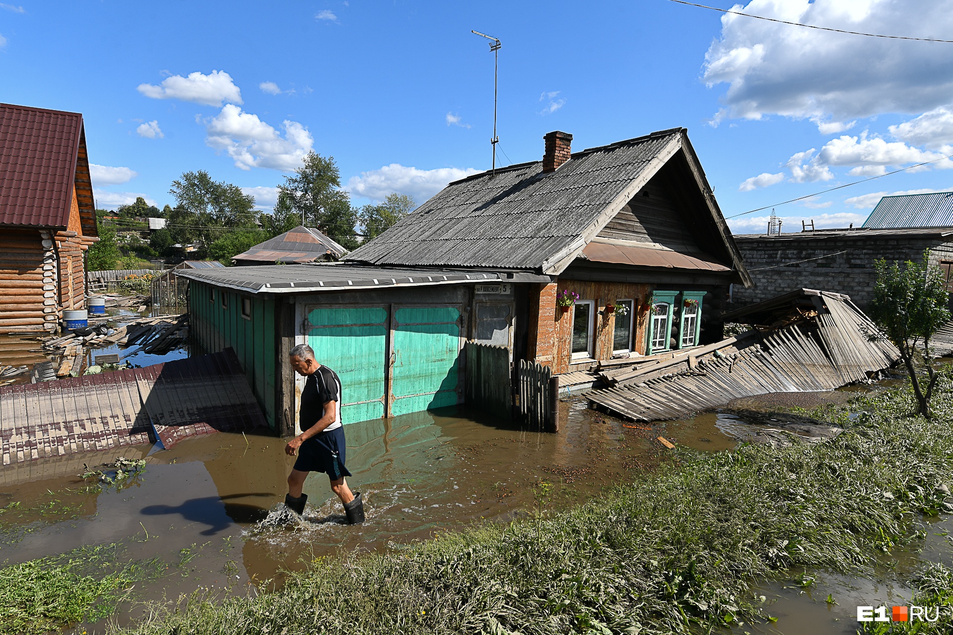 На Средний Урал обрушилась и другая крайность — <a href="https://www.e1.ru/text/incidents/2021/07/07/70010924/" class="_" target="_blank">наводнение в Верхней Салде</a>