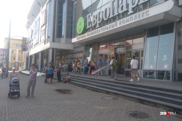 В «Европарк» не пускают людей — нет электричества В «Европарк» не пускают людей — нет электричества
