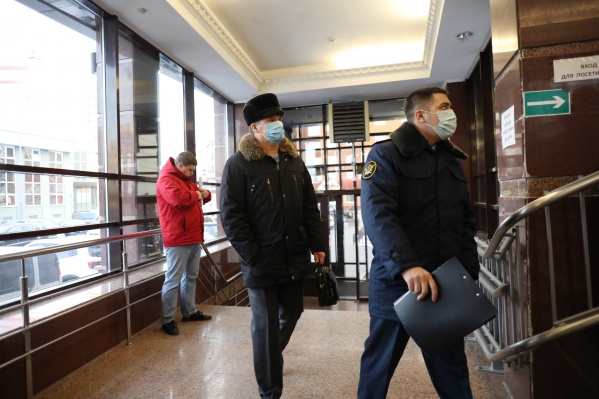 Юрий Алтынов, бывший начальник областного УМВД, посещает суды в сопровождении УФСИН. Его защищают два адвоката Юрий Алтынов, бывший начальник областного УМВД, посещает суды в сопровождении УФСИН. Его защищают два адвоката
