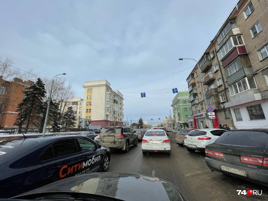 Машины в центре отправили в объезд улицы Воровского Машины в центре отправили в объезд улицы Воровского 
