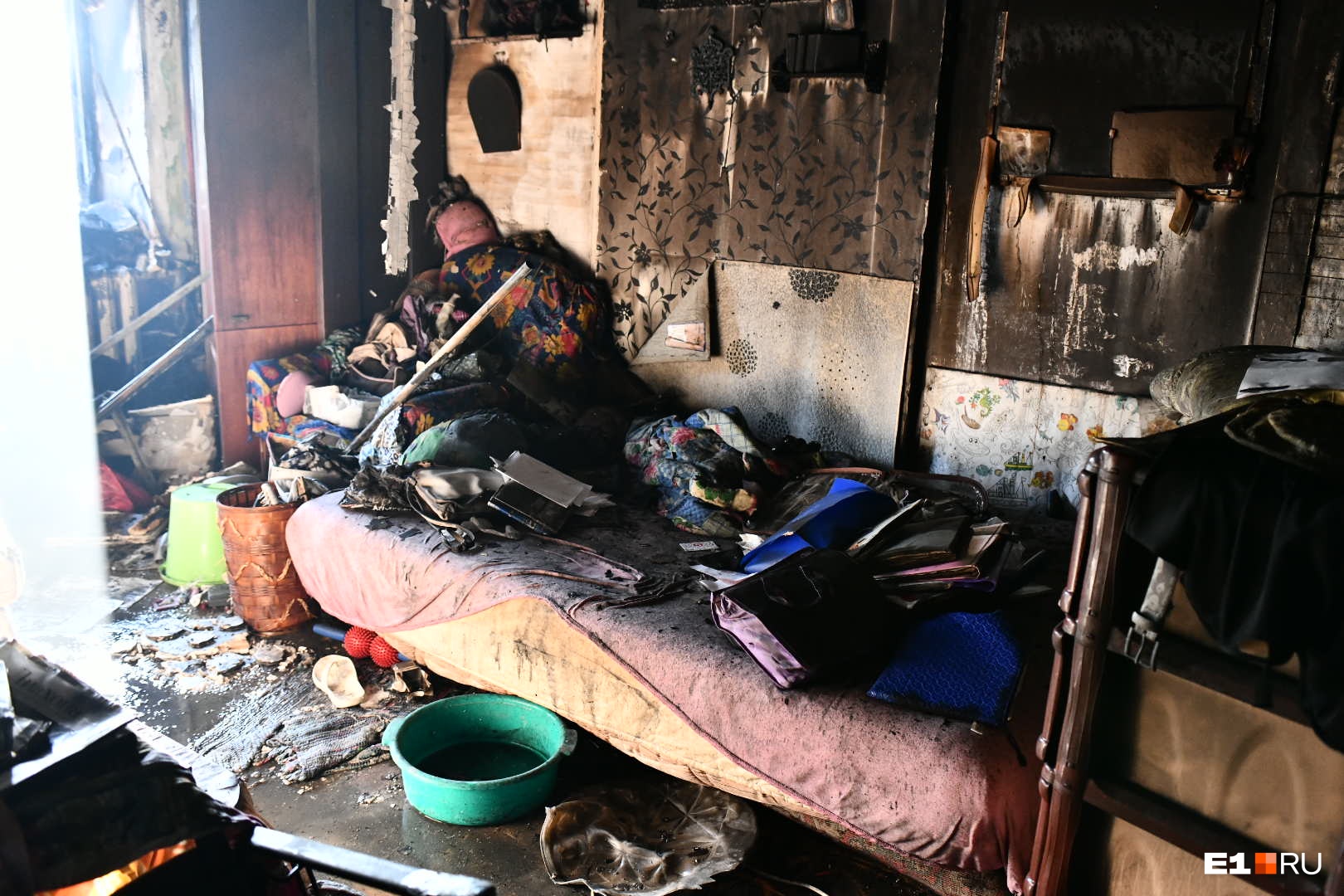 Обстановка почти не пострадала: фоторепортаж из сгоревшей квартиры на Мичурина