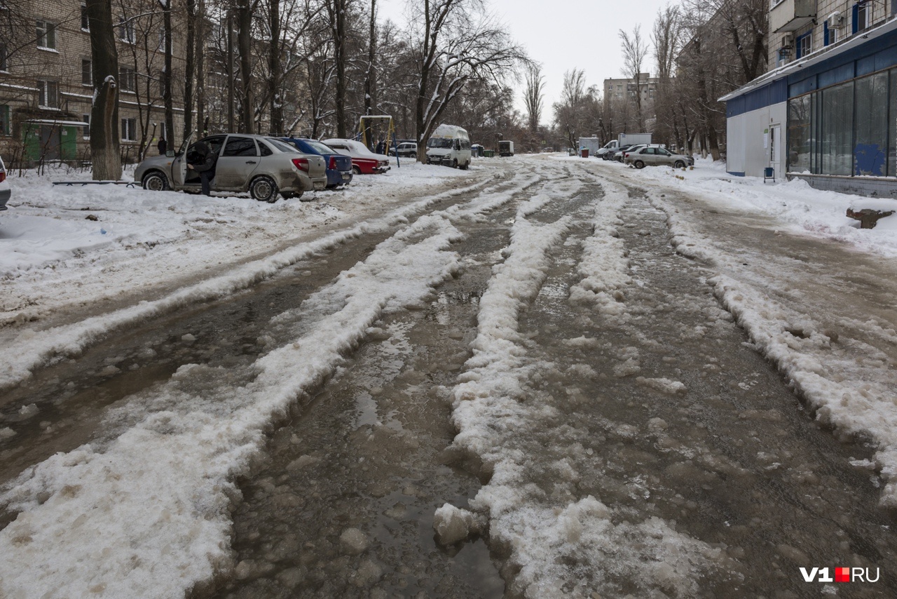 Волгоградцы опасаются, что их машины за ночь вмерзнут в лед Волгоградцы опасаются, что их машины за ночь вмерзнут в лед