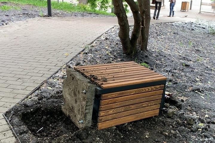 Отдыхающие в парке перевернули урны Отдыхающие в парке перевернули урны
