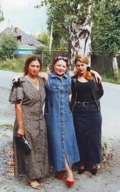 Морозовская (в центре) с подругами. Девичья фамилия Тани — Граздовская