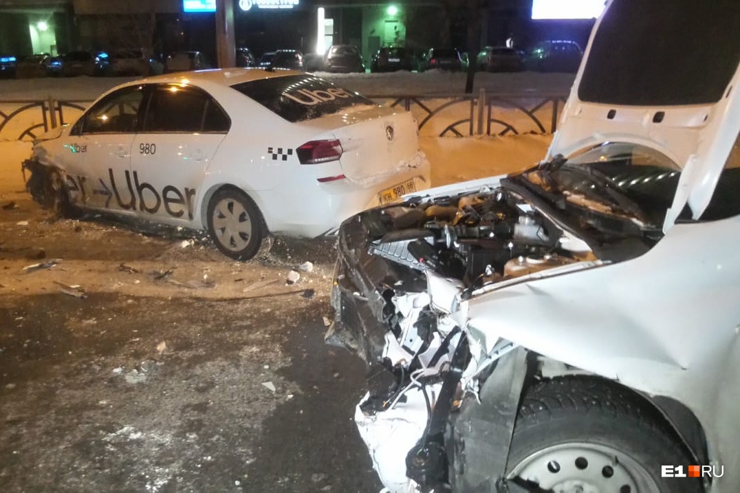 Таксист-нелегал устроил в Екатеринбурге лобовое ДТП с пострадавшим